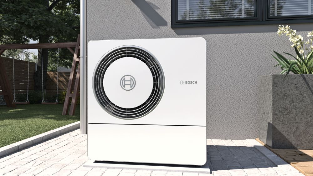 Moderne Wärmepumpe im Außenbereich